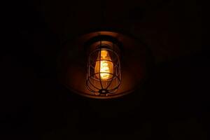 ancien lanterne et chaud blanc lumière pour intérieur photo