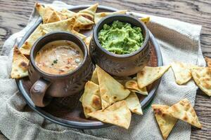 bols de guacamole et queso avec croustilles de tortilla photo