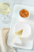 fromage camembert avec verre de vin photo