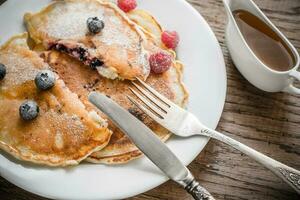 crêpes au sirop d'érable et baies fraîches photo