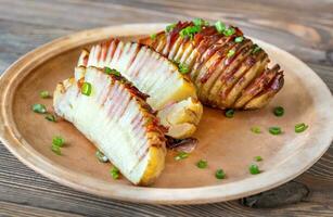 Gros plan pommes de terre hasselback photo