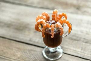 cuit crevettes avec tomate sauce sur le en bois table photo