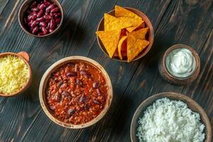 bol de chili con carne avec les ingrédients photo