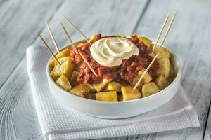 portion de patatas bravas avec sauces photo