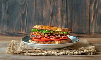 sandwich blt sur la planche de bois photo