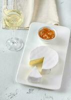 fromage camembert avec verre de vin photo