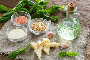 ingrédients pour le pesto sur la table en bois photo