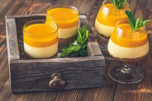 verres à gâteau au fromage à la mangue photo