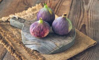 figues fraîches sur la planche de bois photo