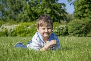 chaud peut. printemps marcher. marrant Jeux pour les enfants sur le pelouse photo