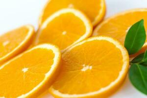 Couper Orange sur une blanc Contexte. Naturel Orange fruit avec Couper tranches. vitamine c. photo