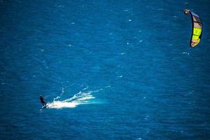 Le kitesurf tôt le matin sur le lac de Garde à Limone sul Garda, Italie photo