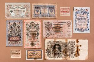 vieux usé en dehors de circulation rouble billets de banque de Royal Russie sur une marron Contexte. knolling Haut vue photo