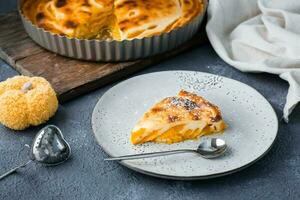 un appétissant pièce de Frais sucré en couches citrouille tarte dans en poudre sucre sur une assiette sur le tableau. action de grâces traiter photo