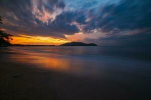 mer vague mouvement nuage le coucher du soleil photo