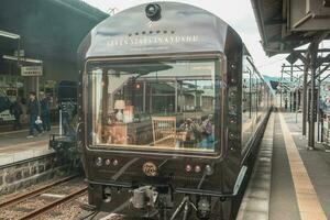 kumamoto, kyushu, japon - octobre 19, 2018 jr Kyushu train sl hitoyoshi vapeur locomotive train et croisière train Sept étoile dans kyushu. photo