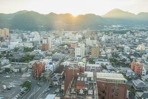 beppu, oita, kyushu, japon - octobre 15, 2018 paysage urbain vue de beppu ville de beppu la tour avec lumière du soleil photo