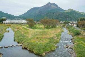 yufuin village, rivière, yufu Montagne et bleu ciel avec nuage arrière-plan, Yufuin, oita, kyushu, Japon photo