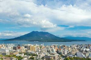 paysage urbain avec Sakurajima montagne, mer et bleu ciel Contexte vue de shiroyama parc observation parc, Kagoshima, kyushu, Japon photo