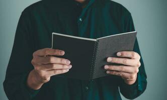 homme en train de lire une livre. éducation, apprentissage, idée concept photo