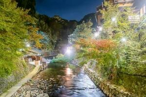 chaud printemps les villes, kurokawa onsen, ryokan et pont à nuit avec éclairage éclater, Kurokawa, Kumamoto, kyushu, Japon photo