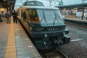 aso,kyushu,japon - octobre 14, 2018 aso garçon jr former, limité Express former, route entre higo-ozu station et aso station photo