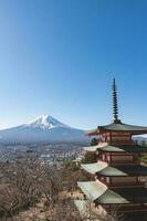 Fuji Montagne avec bleu ciel et chureito rouge pagode à Fujiyoshida, Japon. photo