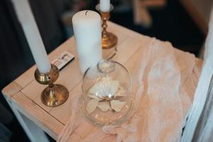 petite table de mariage en blanc avec des bougies et des fleurs