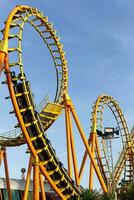 rouleau Coaster balade sur une ensoleillé journée bleu ciel photo