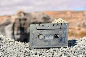 vieux cassette ruban sur une rocheux Montagne photo