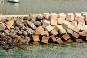 pile de des pierres et briques dans le l'eau à une plage photo