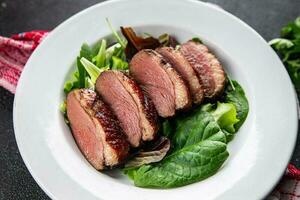 canard Sein rôti Viande la volaille repas nourriture casse-croûte sur le table copie espace nourriture Contexte rustique Haut vue photo