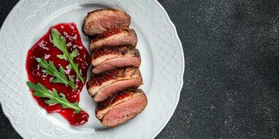 canard Sein rôti Viande la volaille repas nourriture casse-croûte sur le table copie espace nourriture Contexte rustique Haut vue photo