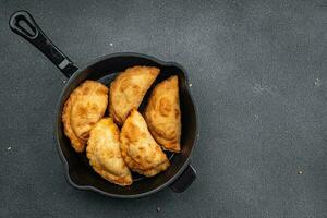 Empanadas tartes farci Viande repas nourriture casse-croûte sur le table copie espace nourriture Contexte rustique Haut vue photo