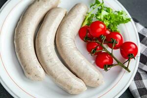 blanc saucisse brut weisswurst saucisses pimenter repas nourriture casse-croûte sur le table copie espace nourriture Contexte rustique Haut vue photo