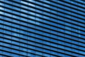 moderne Bureau bâtiment avec bleu verre fenêtre photo