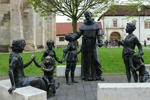 Alba iulia , Roumanie - mai 1 2023 , le multitude de statues fabriqué de bronze cette pouvez être a trouvé près le centre de le forteresse.ce statues présent différent statut de le gens retour journées photo