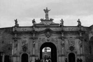 le troisième porte de Alba iulia forteresse immortalisé de différent angles photo