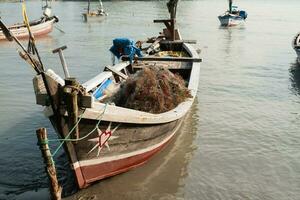 pile de pêche filets et algue sur une bateau sur une jetée photo