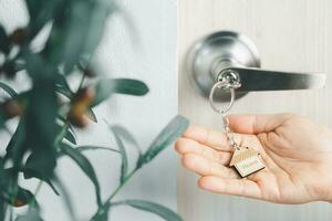 proche en haut clé sur le porte avec Matin lumière, personnel prêt concept. maison modèle et clé dans maison porte. réel biens agent offre loger, propriété Assurance et sécurité, abordable logement concepts. photo