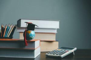 l'obtention du diplôme casquette avec Terre globe. concept de global affaires étude, à l'étranger éducatif, retour à école. éducation dans global monde, étude à l'étranger affaires dans les universités dans mondial. Langue étude photo