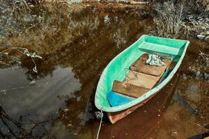 bateau dans canal paysage. infrarouge la nature paysage photo