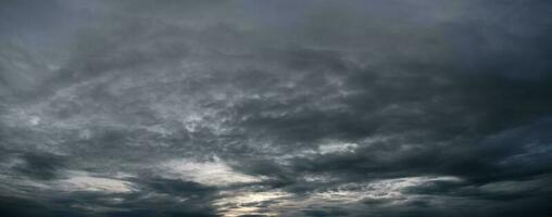 orage de nuage noir dans le vaste ciel photo