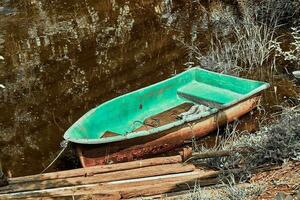 bateau dans canal paysage. infrarouge la nature paysage photo