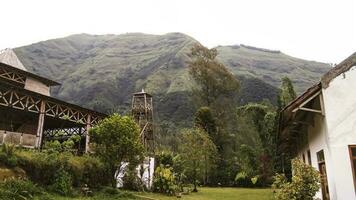 paysage de une Montagne avec une herbeux maison photo