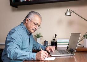 homme âgé apprend à utiliser l & # 39; ordinateur photo