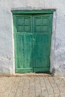 image de un vieux méditerranéen vert en bois porte dans une historique village photo