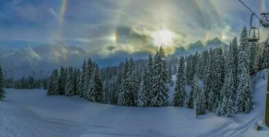 vue sur neige couvert montagnes dans L'Autriche photo