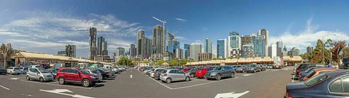 panoramique image de Melbourne horizon pris de occupé parking lot dans de face de achats centre commercial photo
