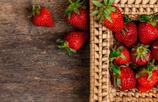 fraises fraîches juteuses dans le panier